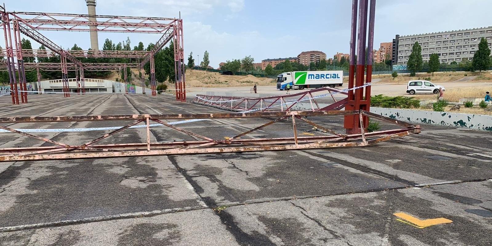Suspendido el mercadillo municipal de Tres Cantos al desprenderse dos elementos de la estructura del recinto ferial