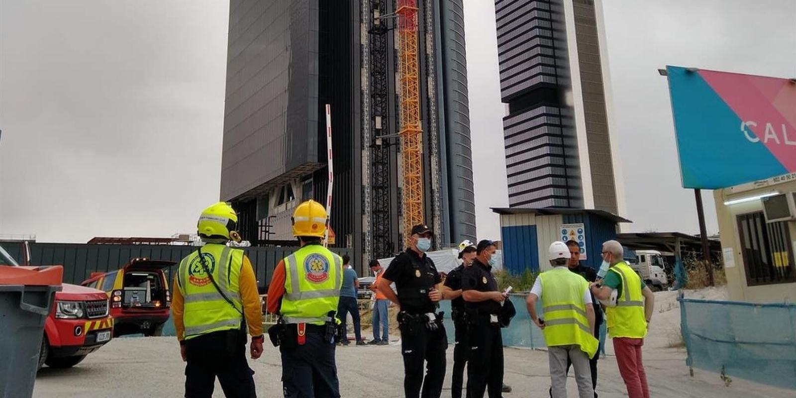 Se retiran los equipos de emergencia de la torre Caleido tras controlar los técnicos el escape de gas