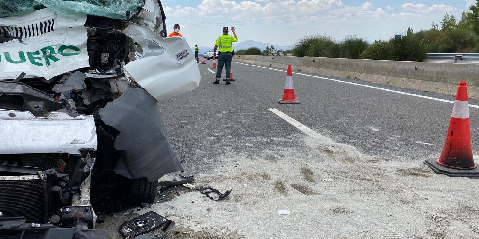 Muere el conductor de una furgoneta al chocar contra un camión en la A-1