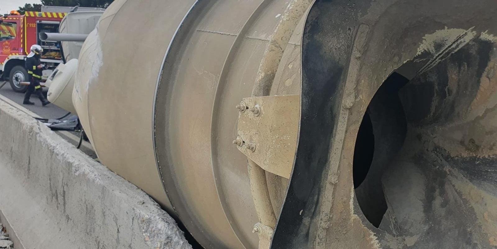 Vuelca sin heridos una hormigonera en Boadilla