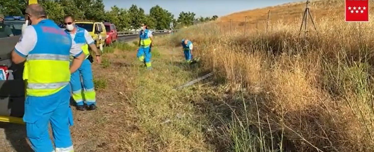 Localizan en una cuneta en El Álamo a una mujer muerta con signos de haber sido atropellada y a una joven herida grave