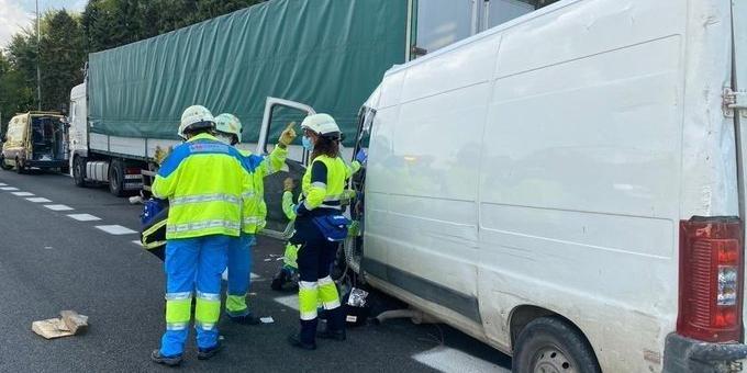 Dos heridos graves al empotrarse una furgoneta contra un camión en la A-4, en Pinto