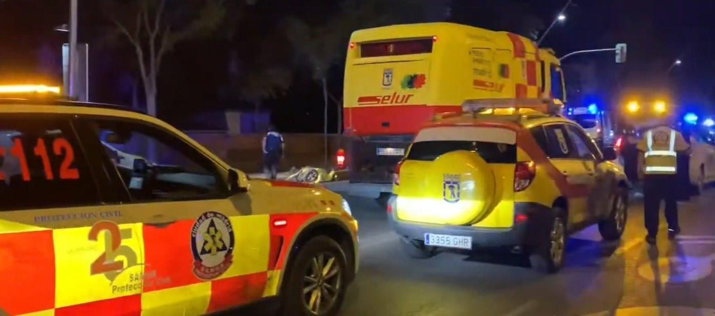 Muere un motorista al perder el control del vehículo, chocar contra un semáforo y salir despedido 20 metros en Arganzuela