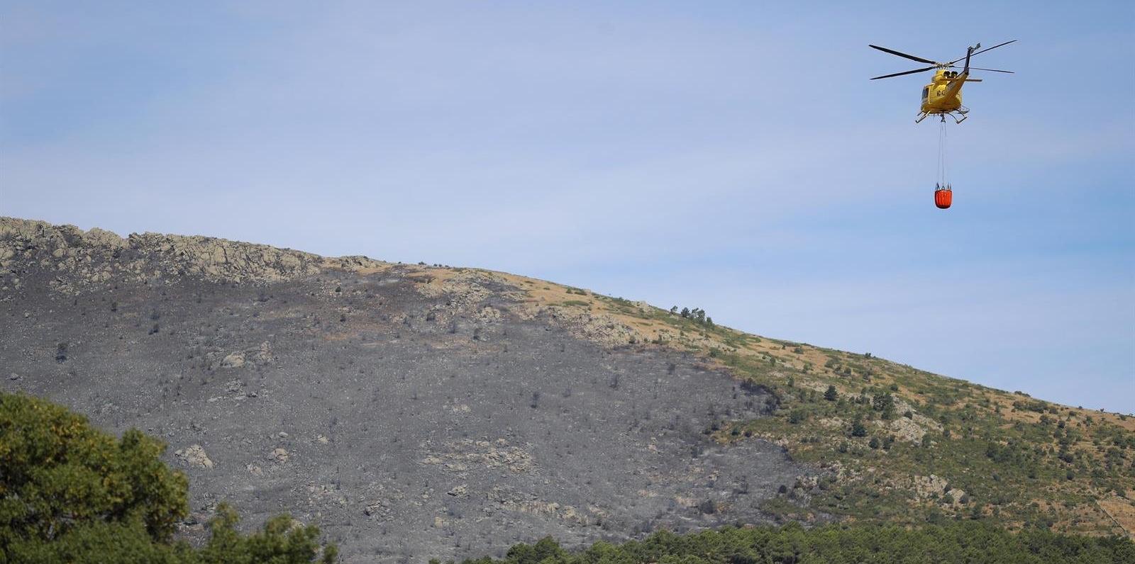 La extinción del incendio forestal de Robledo continúa favorable y ya no hay zonas de riesgo