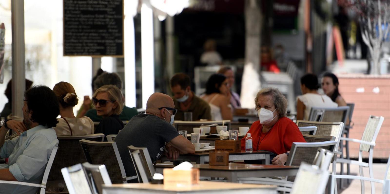 Los nuevos casos de COVID-19 se disparan en España, con 2.935 en las últimas 24 horas, según Sanidad