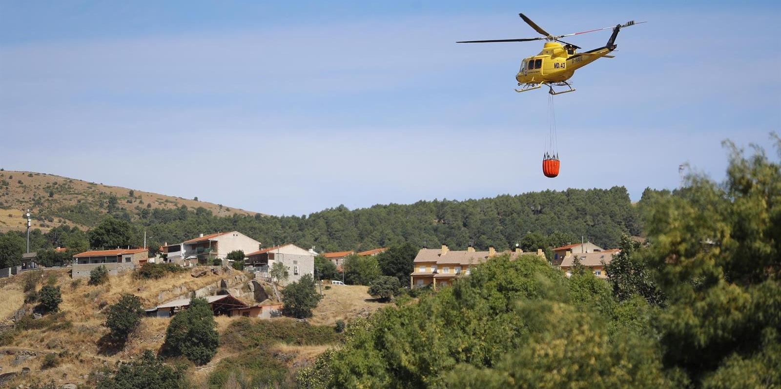 Los bomberos de la Comunidad dan por controlado el incendio forestal de Robledo