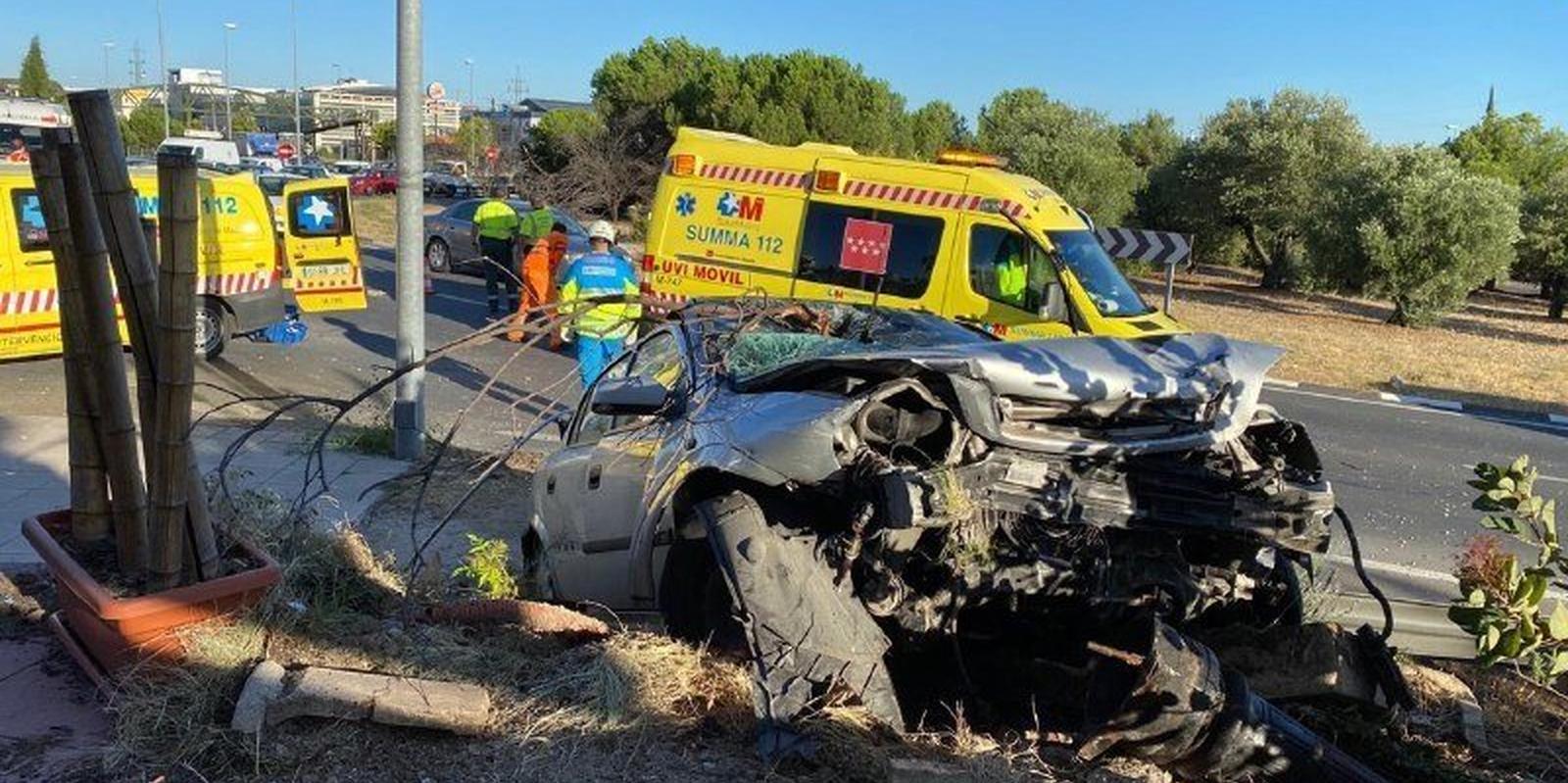 Cuatro heridos, dos de ellos graves, tras colisionar un coche con la fachada de un restaurante en Villaviciosa