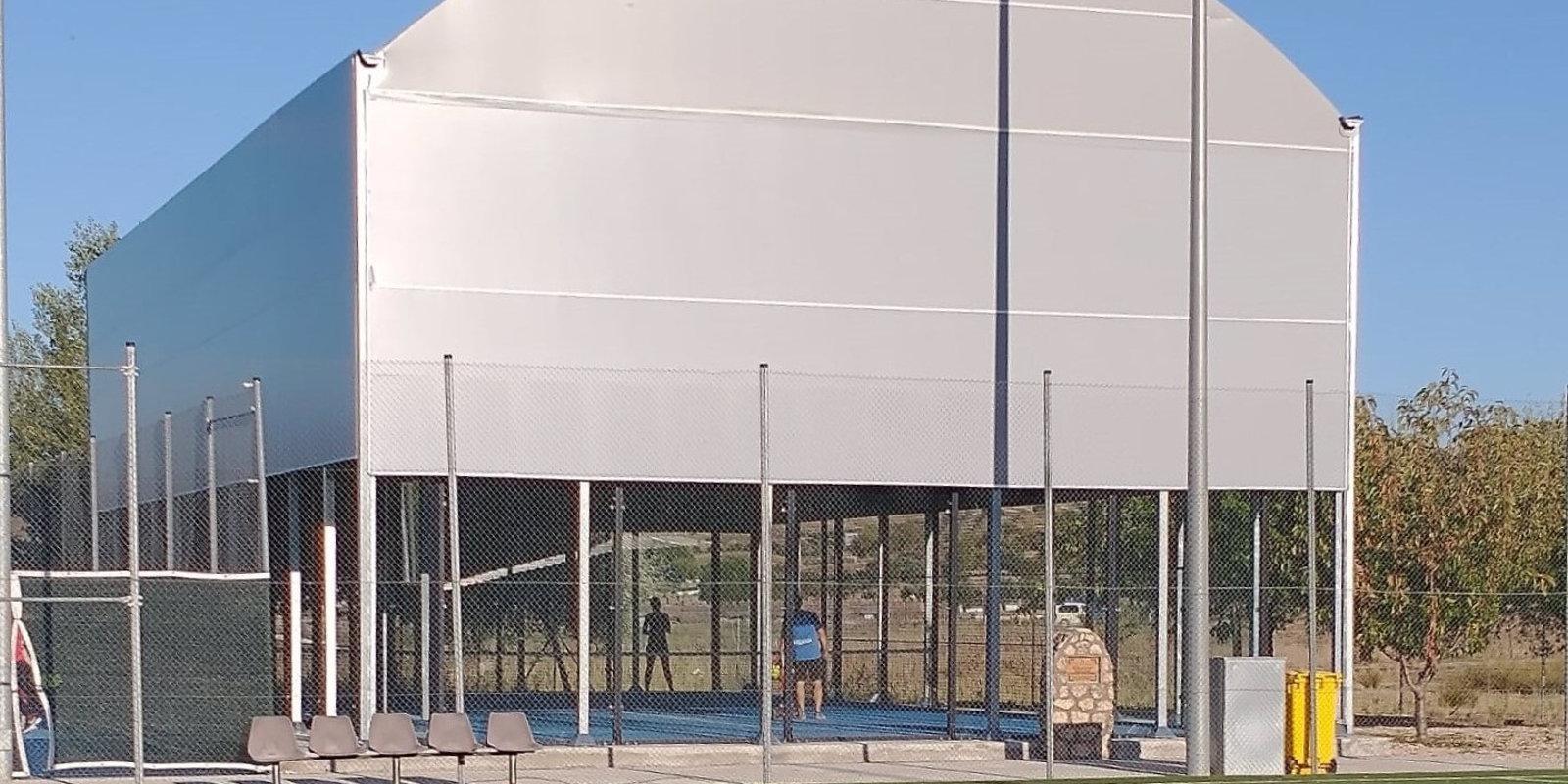 El Ayuntamiento de Perales de Tajuña concluye el cerramiento de la pista de pádel con una inversión de 16.500 euros
