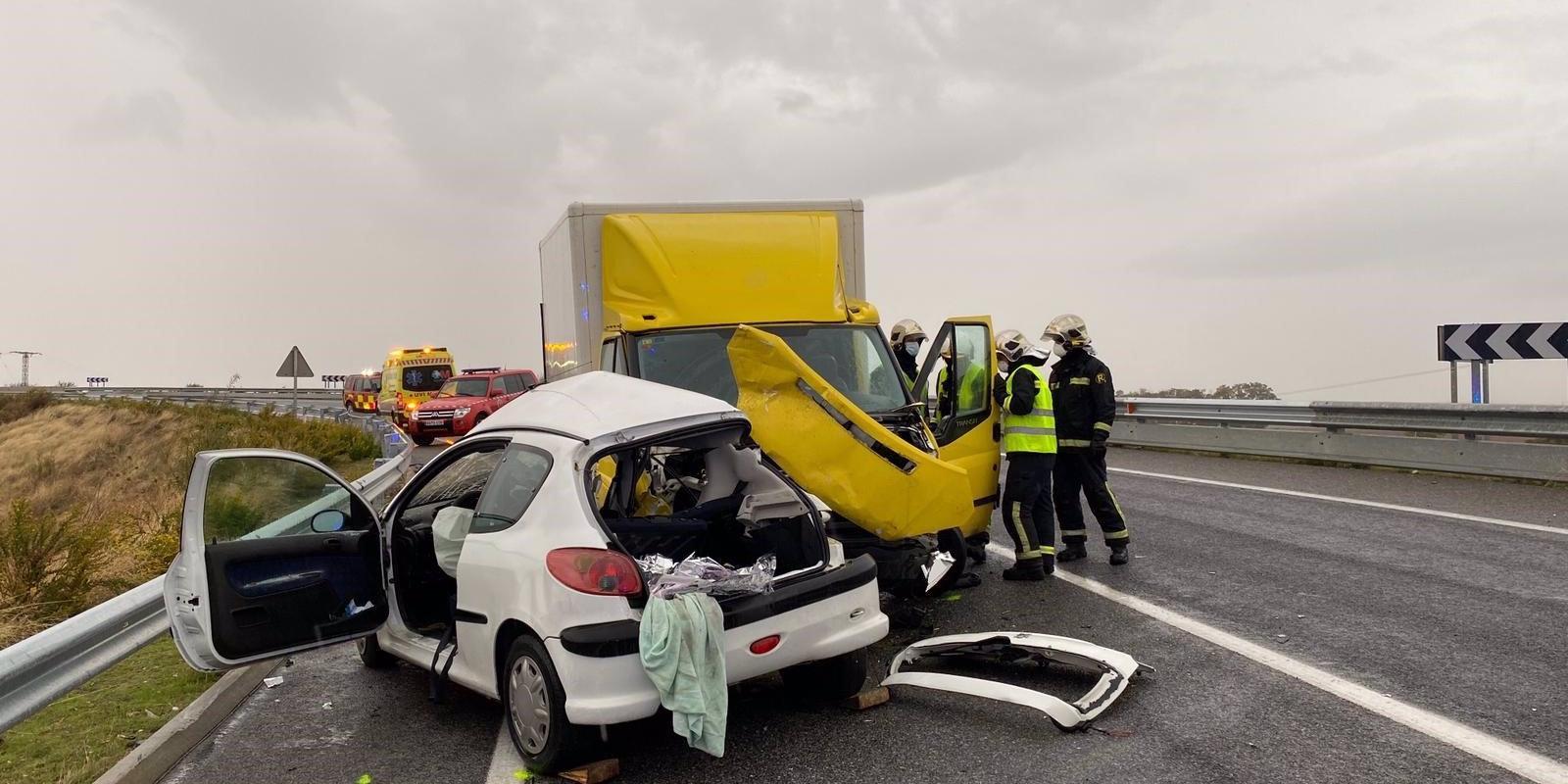 Muere un conductor al chocar contra un camión en una carretera de Torres de la Alameda