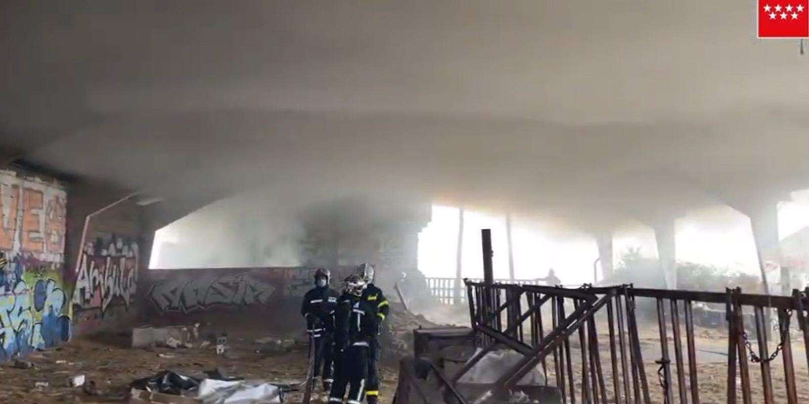 Extinguido un gran incendio de paja en una nave de Alpedrete por ocho dotaciones de bomberos 