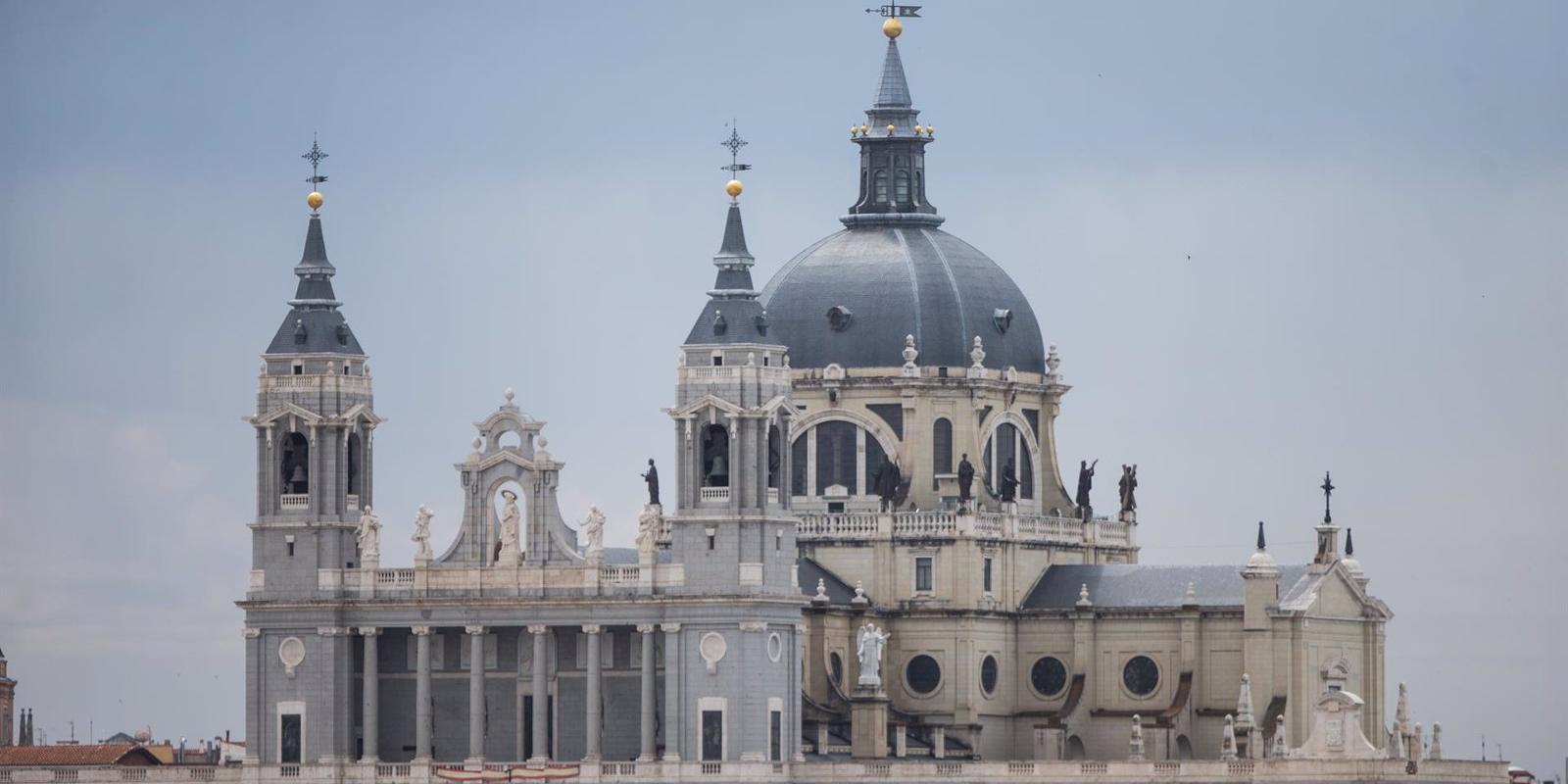 La Almudena acoge una misa en homenaje a los ancianos en la Jornada de la Sagrada Familia