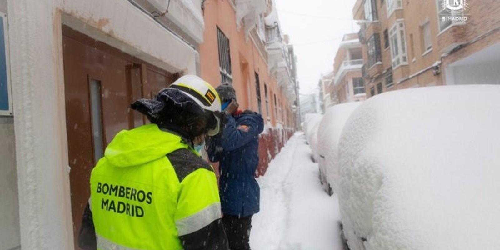 Los Bomberos de Madrid recomiendan retirar la nieve acumulada en balcones y aparatos al aire libre por seguridad