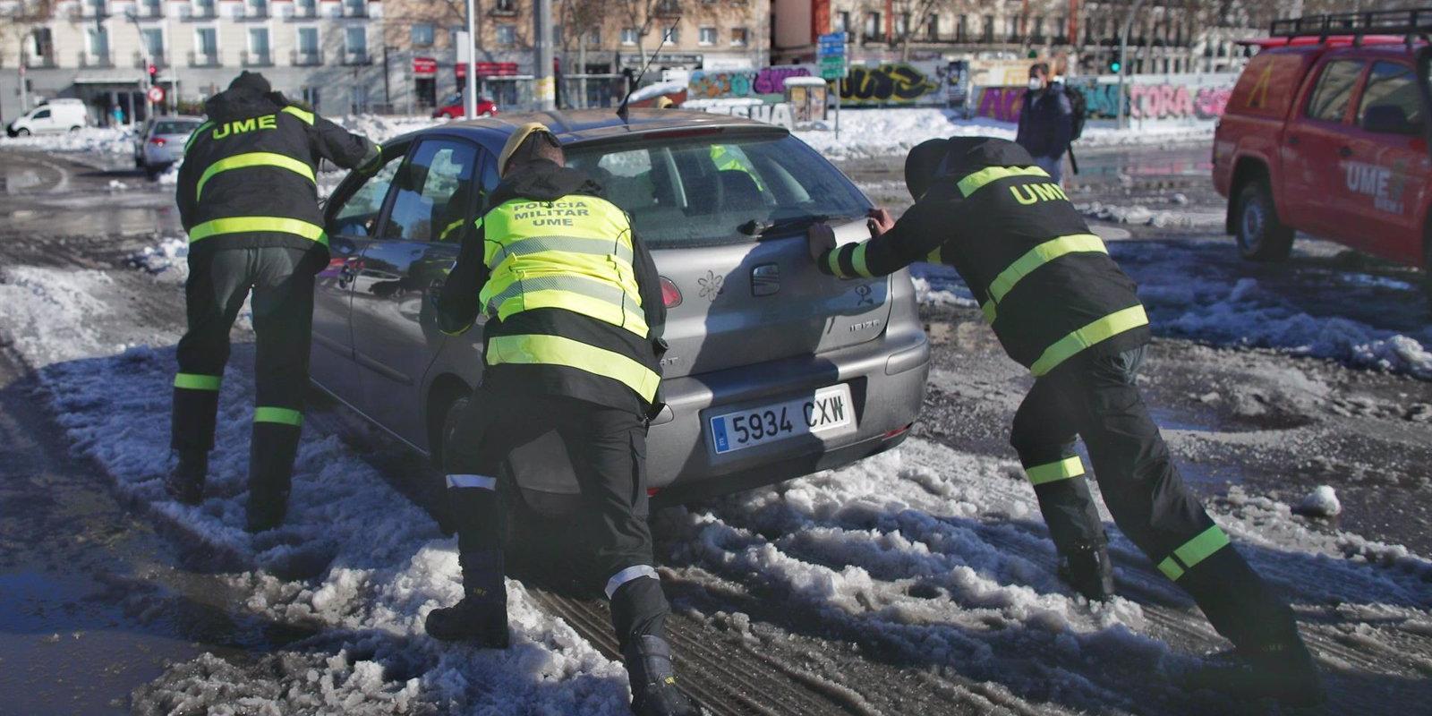 Las grúas de la EMT llevan 'rescatados' 93 vehículos de los 700 abandonados en M-30 por la nevada