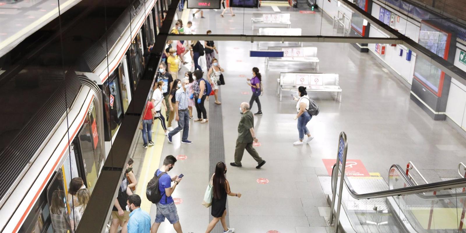 Se entrega en comisaría el hombre que profirió insultos racistas a una pasajera y amenazas al resto