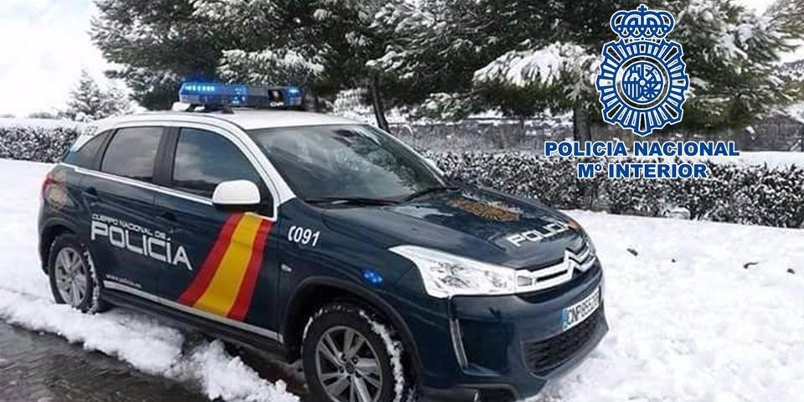 Policías nacionales salvan la vida a un hombre con Covid que se ahogaba en su casa de Vallecas