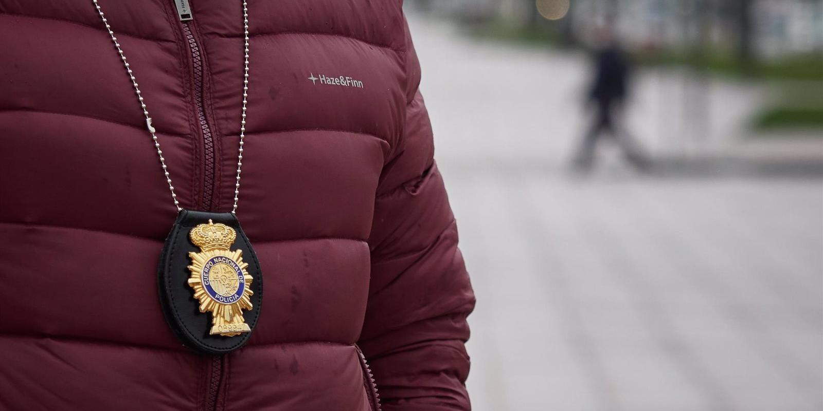 La Policía Nacional rescata a un hombre que sufrió un infarto en una calle de Tetuán inaccesible por la nieve