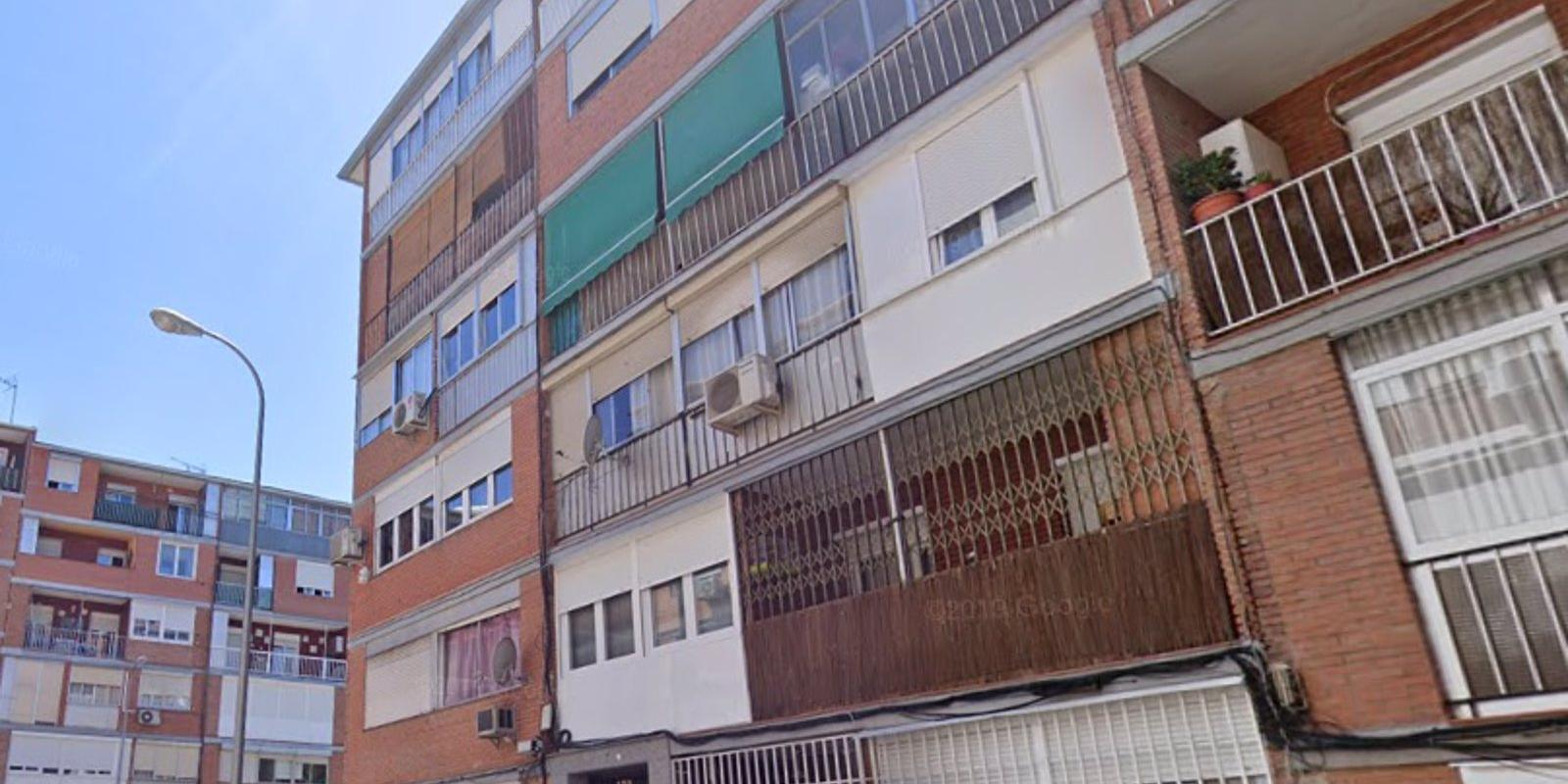 Muere al caer de un tercer piso cuando limpiaba una ventana en Aluche