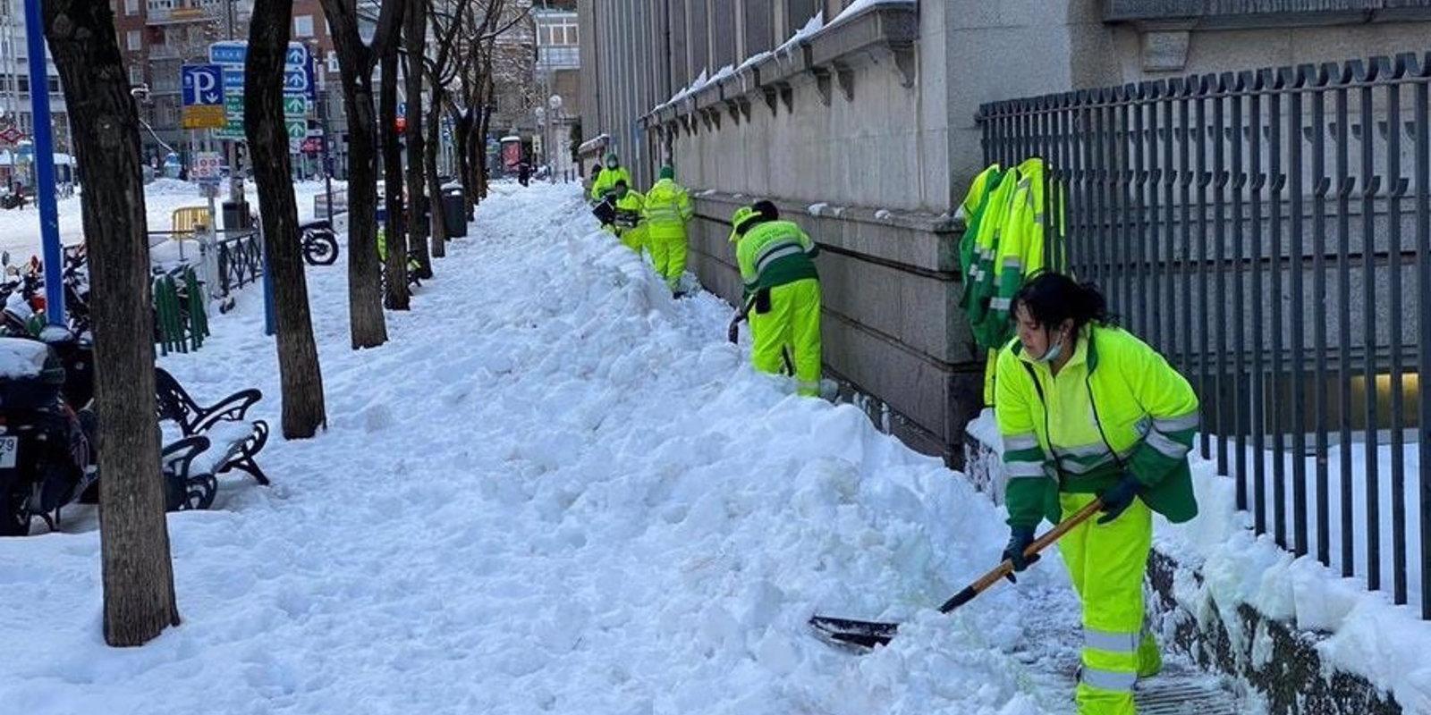 El Ayuntamiento de Madrid incorpora 1.200 operarios de limpieza de refuerzo para despejar la nieve