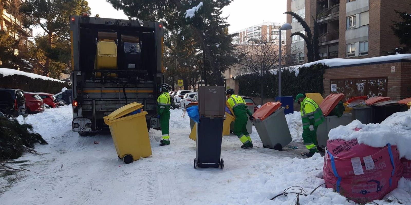 El servicio de recogida de basuras de Madrid retira de las calles 850 toneladas de las 9.000 acumuladas desde el 8 de enero