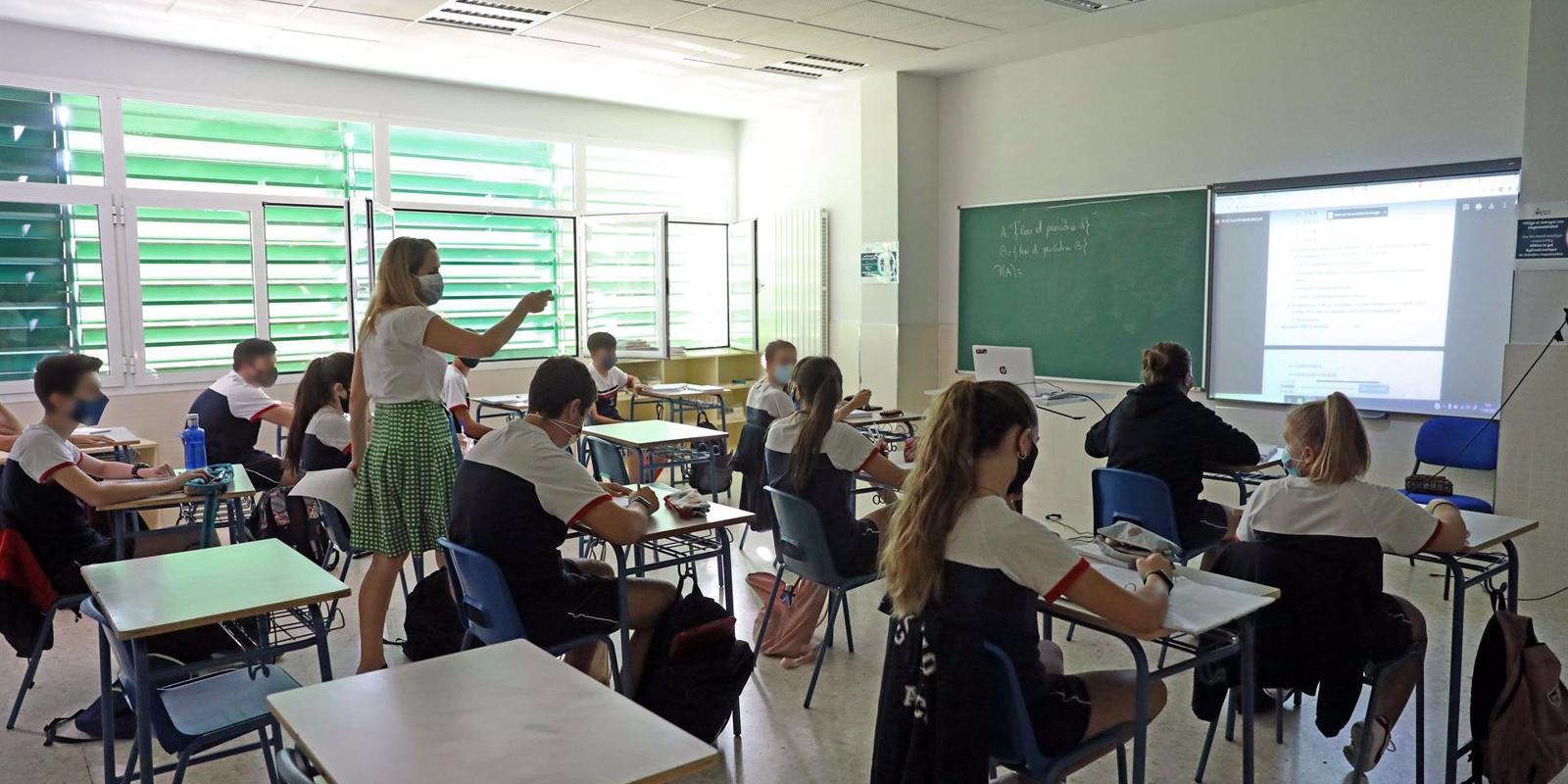 La Comunidad de Madrid lanzará la mayor oferta de empleo público para docentes de su historia con 3.700 plazas