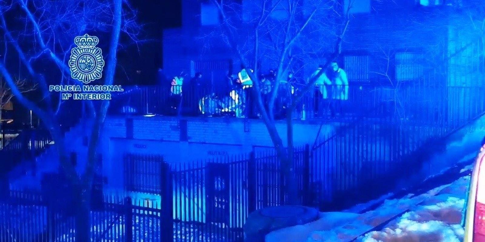 La Policía Científica investiga el apuñalamiento mortal del barrio de Lucero