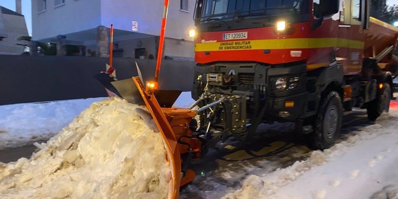 La UME comienza a colaborar en las labores de limpieza de nieve acumulada en Pozuelo