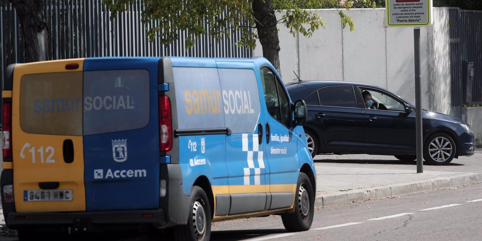 Aparece bajo la nieve el cuerpo de un hombre, posiblemente una persona sin hogar, en una calle de Arganzuela