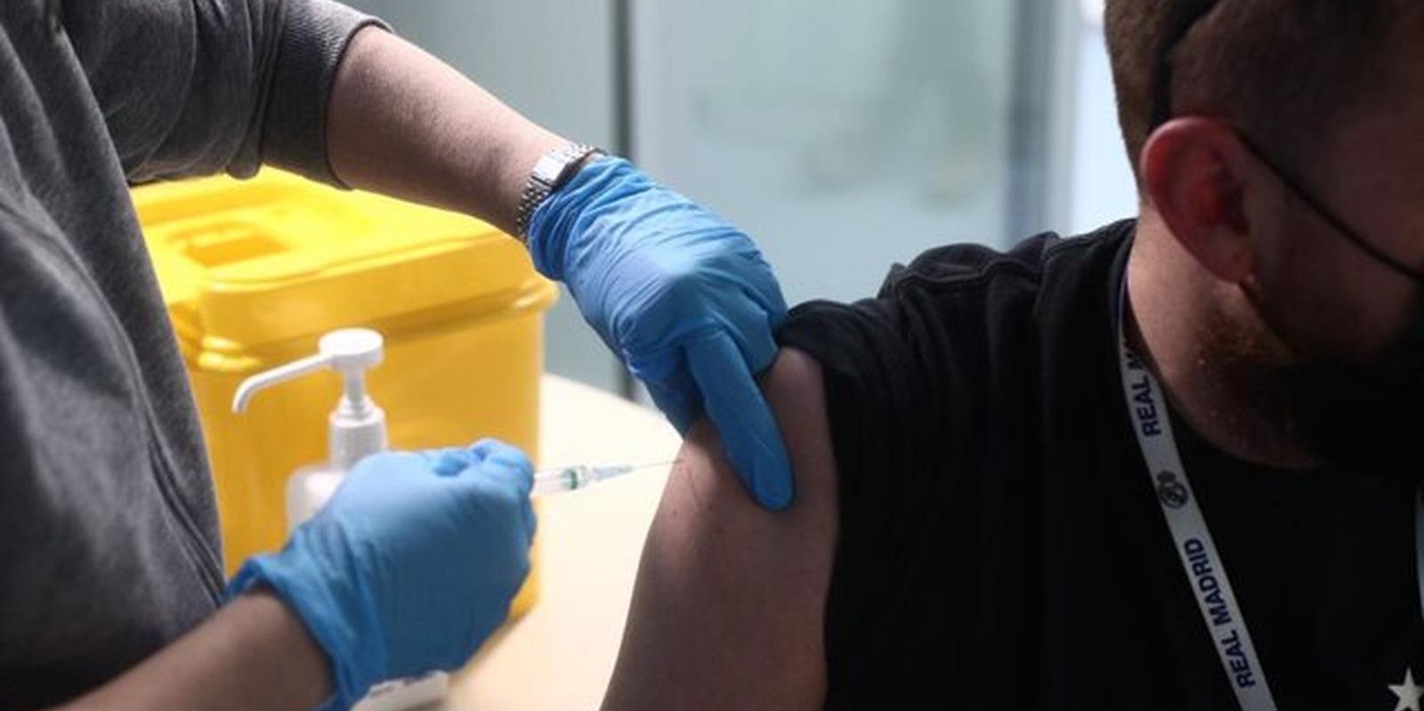 La Comunidad de Madrid ha suministrado el 65% de las vacunas recibidas aunque insiste en que no terminan de llegar las dosis