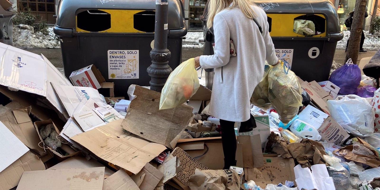 El Ayuntamiento retira 20.000 toneladas de basura en Madrid y la recogida se normalizará "en dos días"