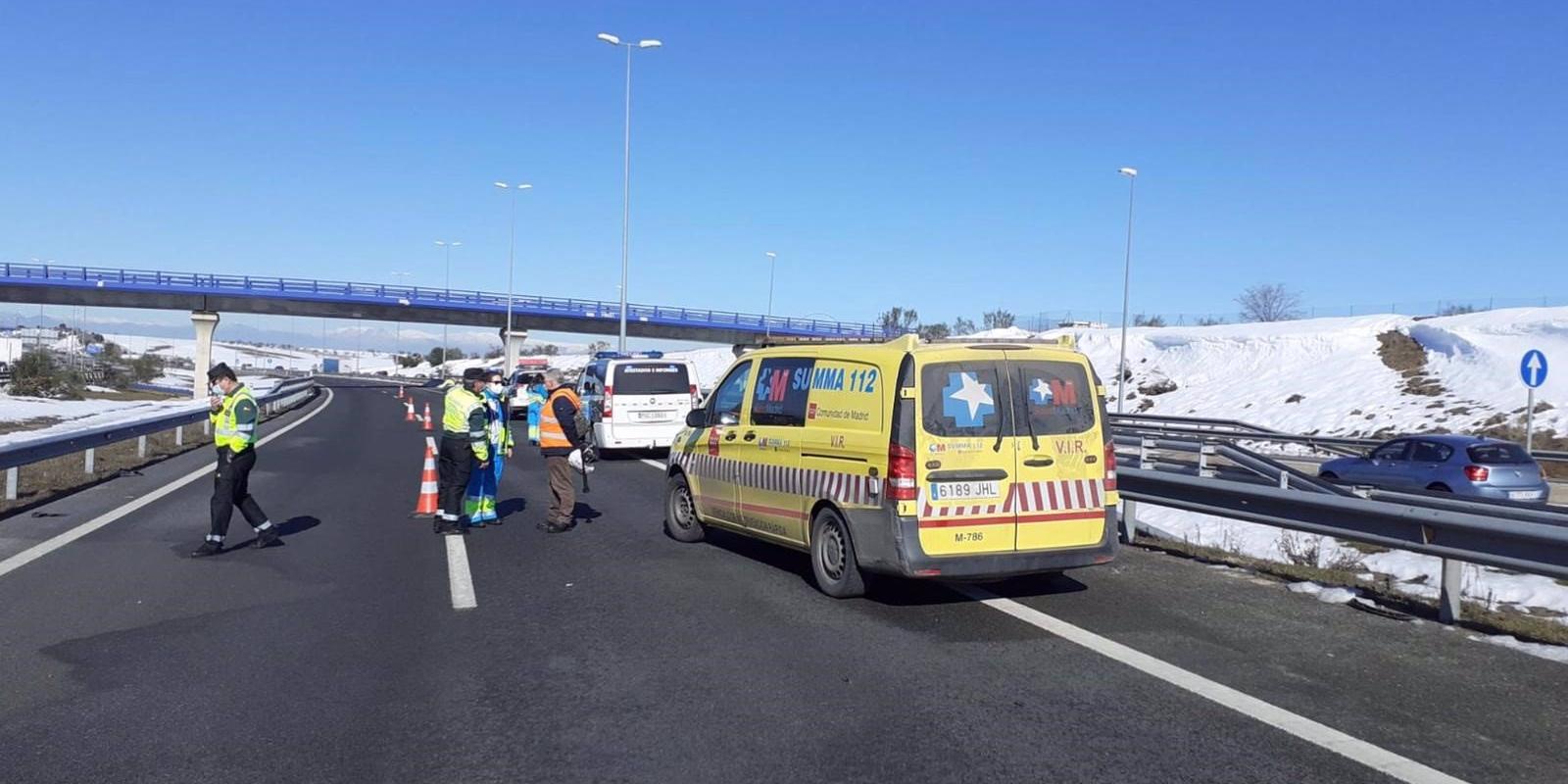 Un operario de grúa muere atropellado por un camión cuando cargaba una furgoneta en la M-50