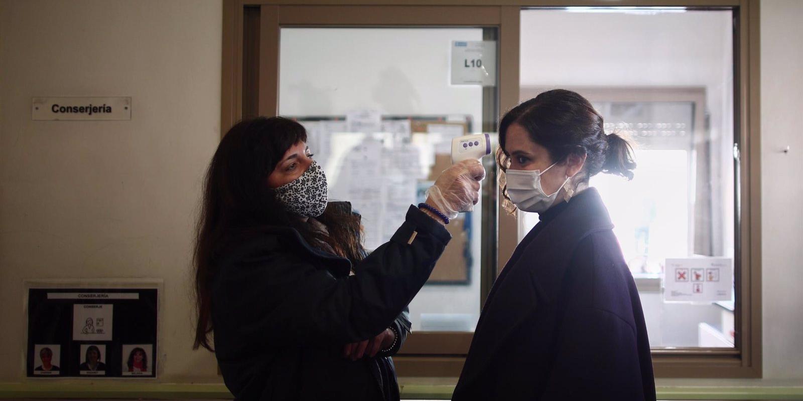 Díaz Ayuso insiste en que necesitan que los sanitarios continúen arrimando el hombro "allá donde es más importante"