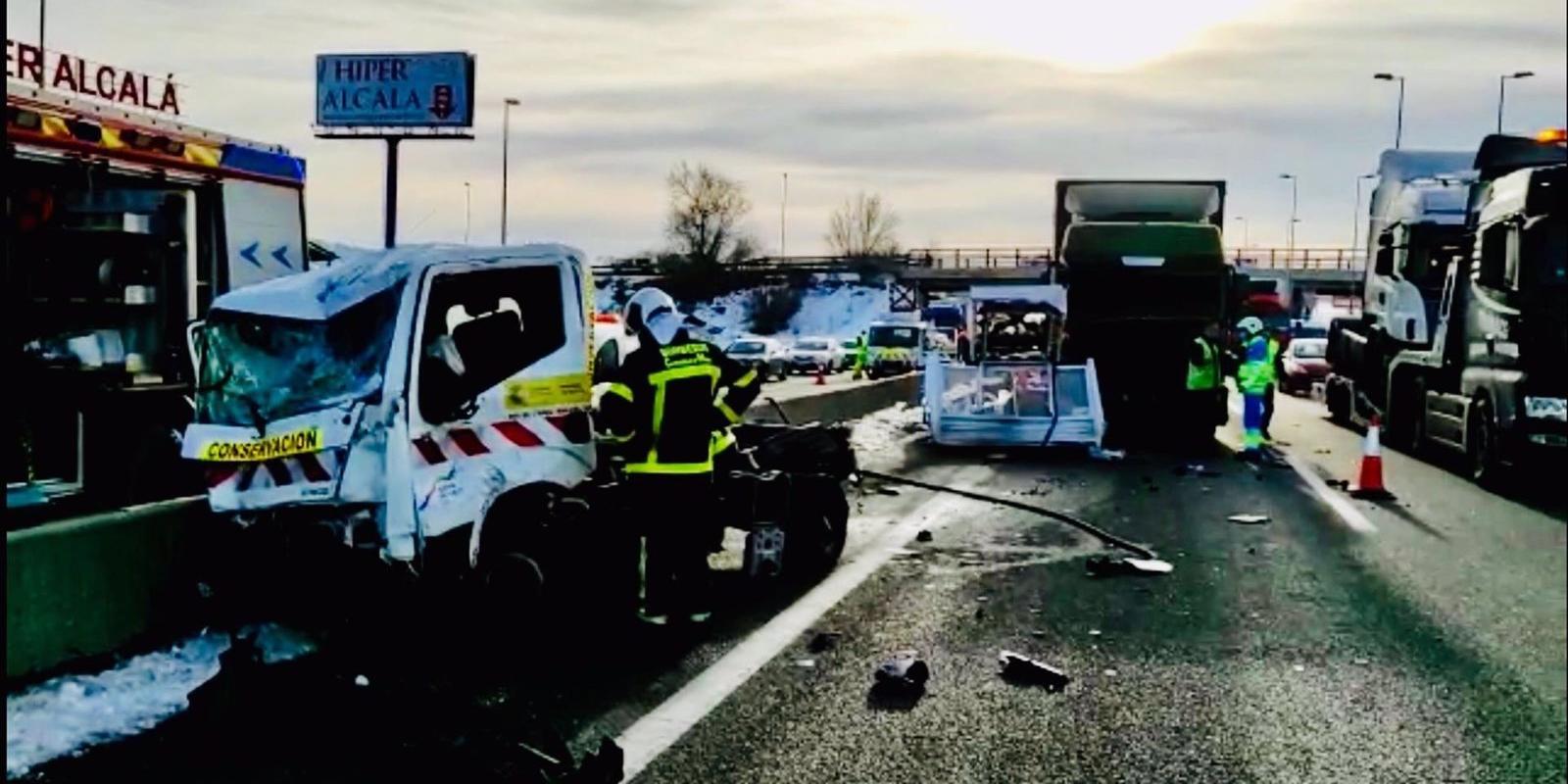 Heridos graves dos operarios de carreteras golpeados por un camión en la A-2