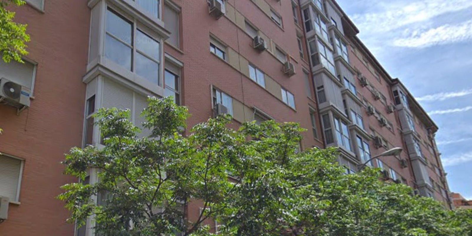 Un herido grave y cuatro leves intoxicados en el incendio en un piso de Villaverde