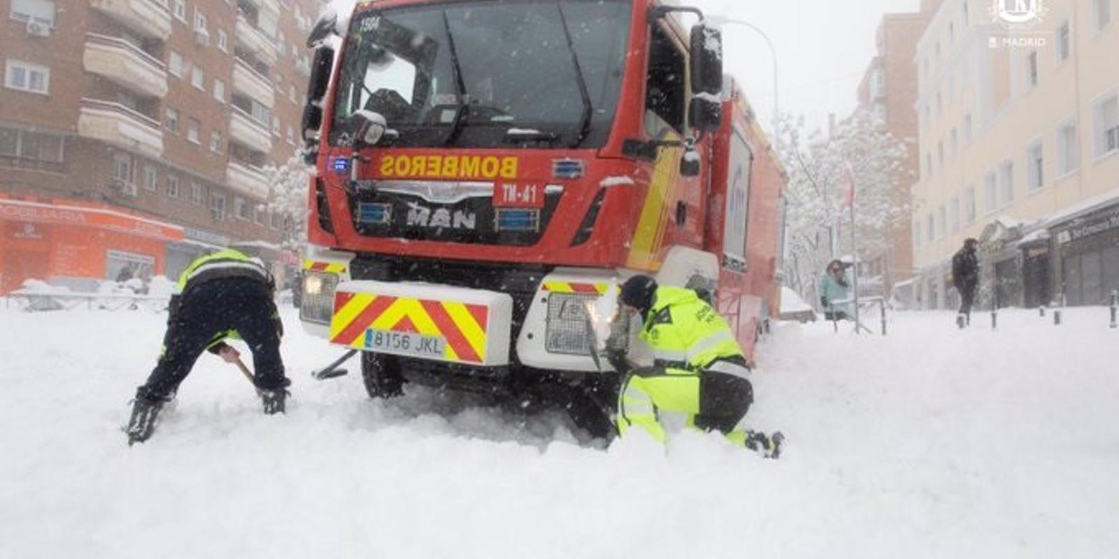 Los servicios de Emergencias de Madrid realizaron anoche 112 intervenciones, 15 de ellas por daños por agua