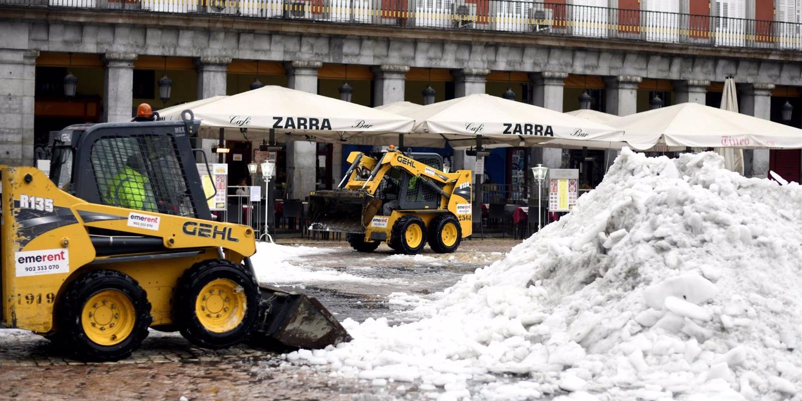 Un operativo especial de limpieza retira por la noche de las calles de Madrid 4.000 toneladas de nieve y hielo acumulados en montones