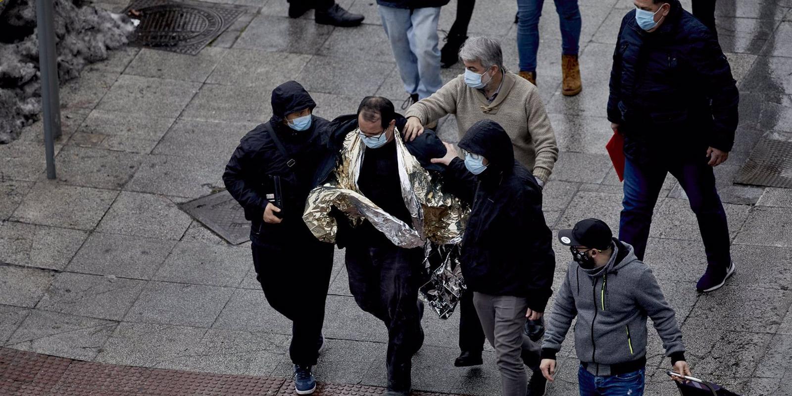 Martínez-Almeida destaca la labor de los vecinos "que se lanzaron a la calle a retirar cascotes y ayudar a heridos" en la calle Toledo
