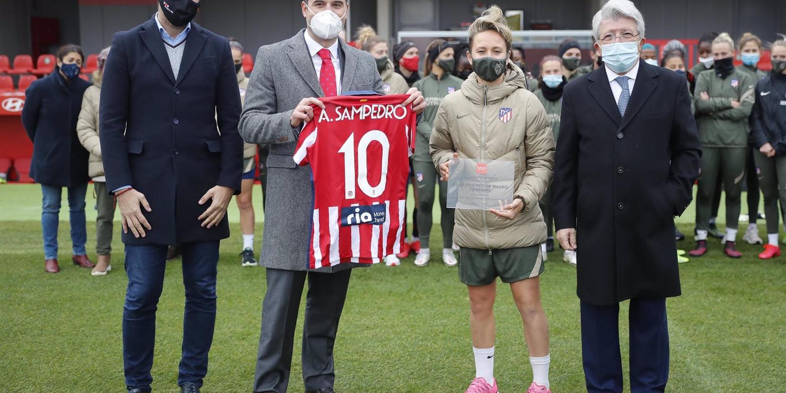 Aguado agradece a las jugadoras del Atlético de Madrid su papel para que el deporte femenino "sea cada vez más visible"