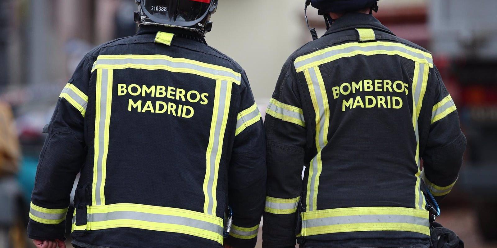 Los Bomberos retiran la cubierta de un edificio arrancada por el viento en Vallecas