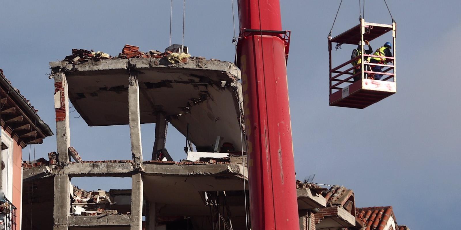 Técnicos y policías siguen revisando el edificio de la calle Toledo y los anexos