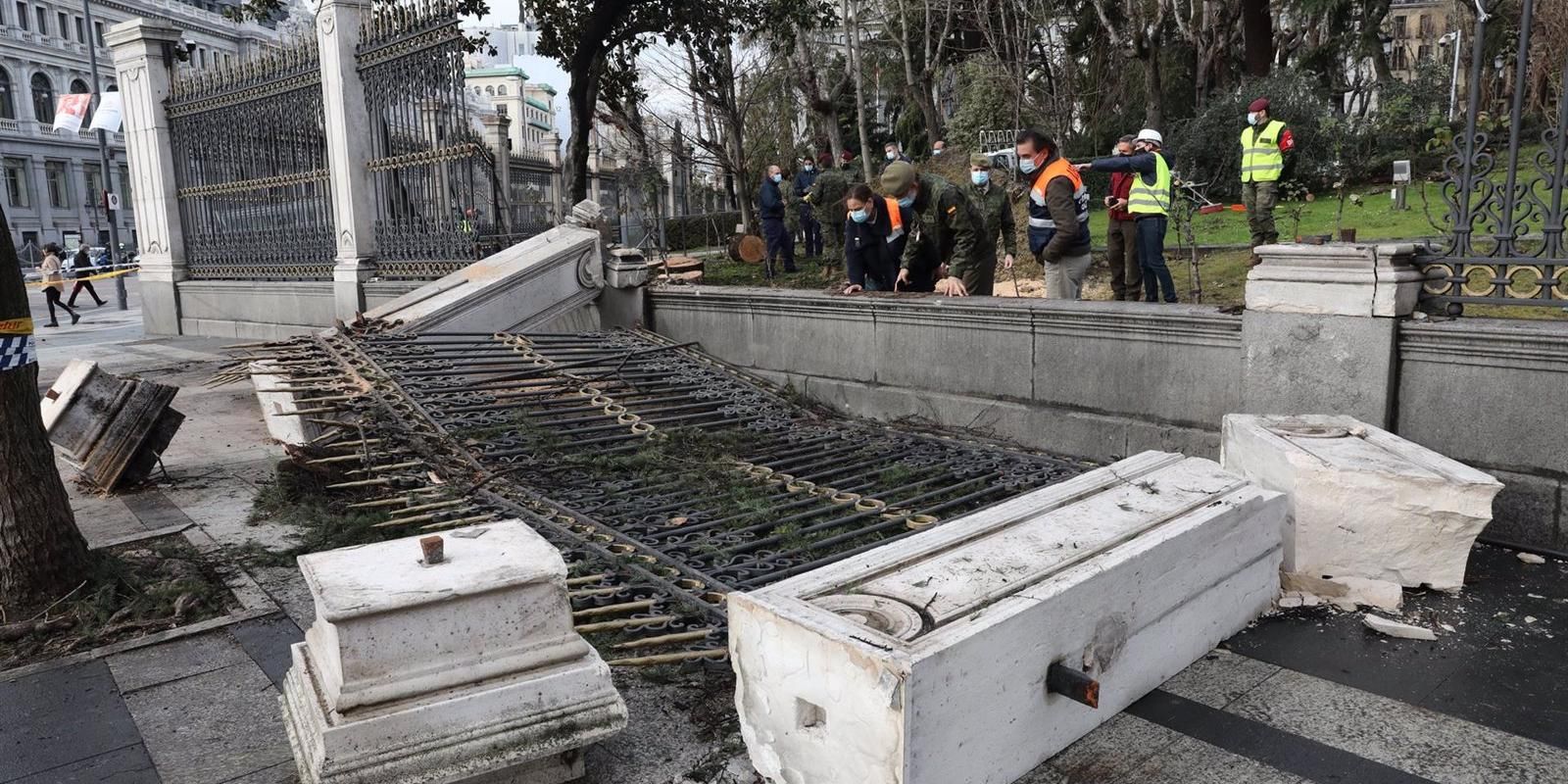 La caída de un árbol por el viento derriba diez metros de valla y dos columnas del Cuartel General del Ejército