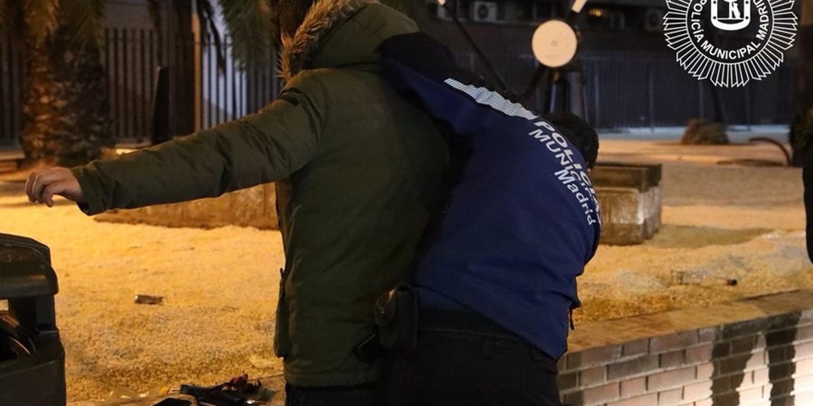 Pillan a un hombre realizando pagos con una tarjeta de crédito robada