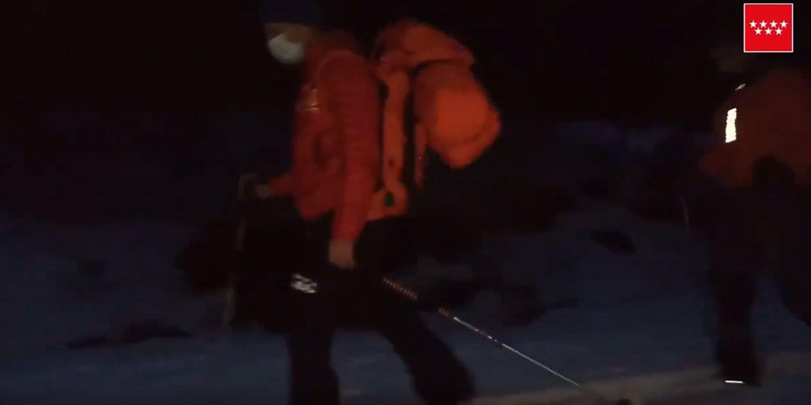 Bomberos del GERA rescatan con esquíes a un joven exhausto en un zona de Peñalara