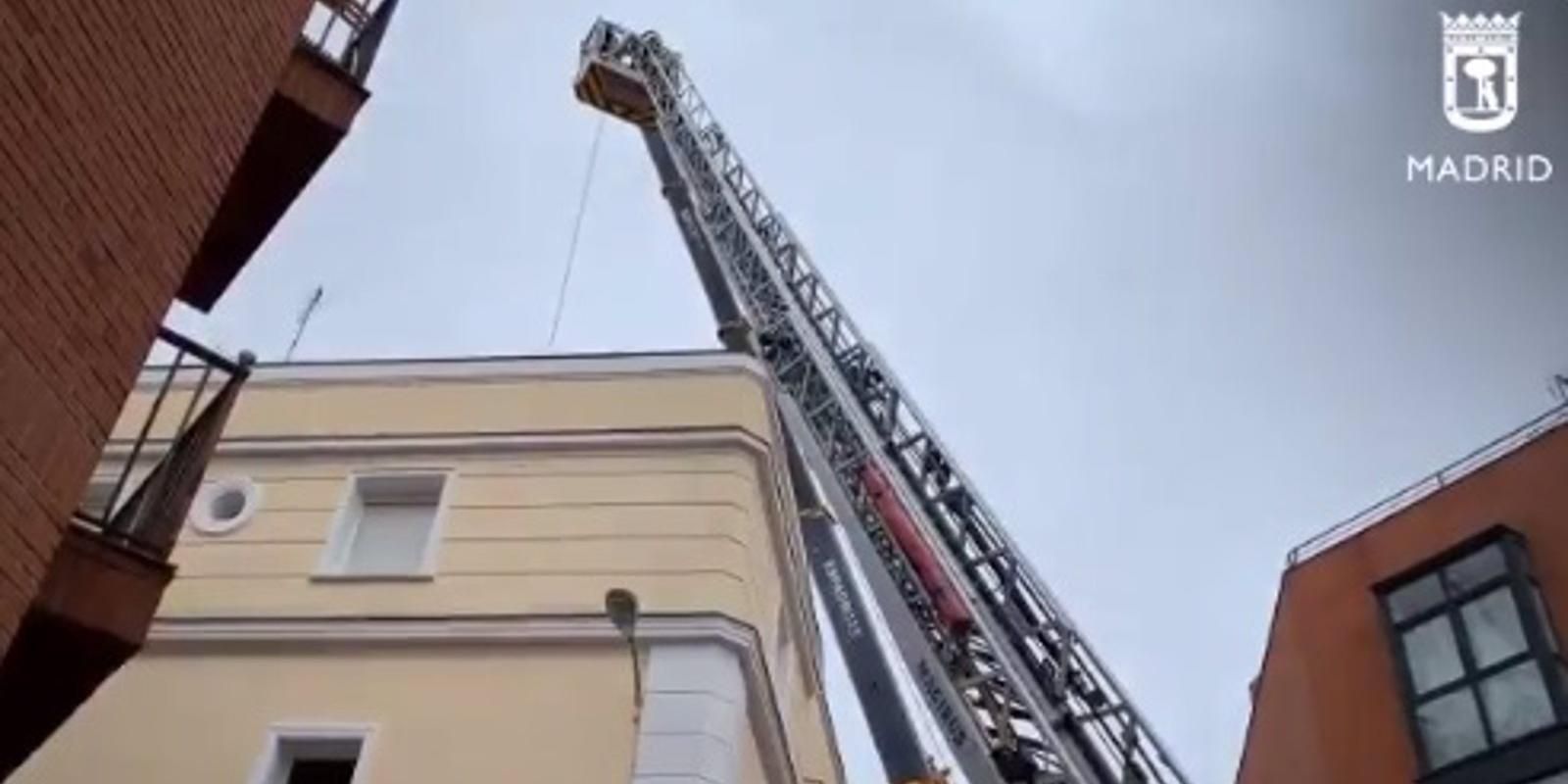 Extinguido sin heridos el incendio de la cubierta de un edificio en Tetuán