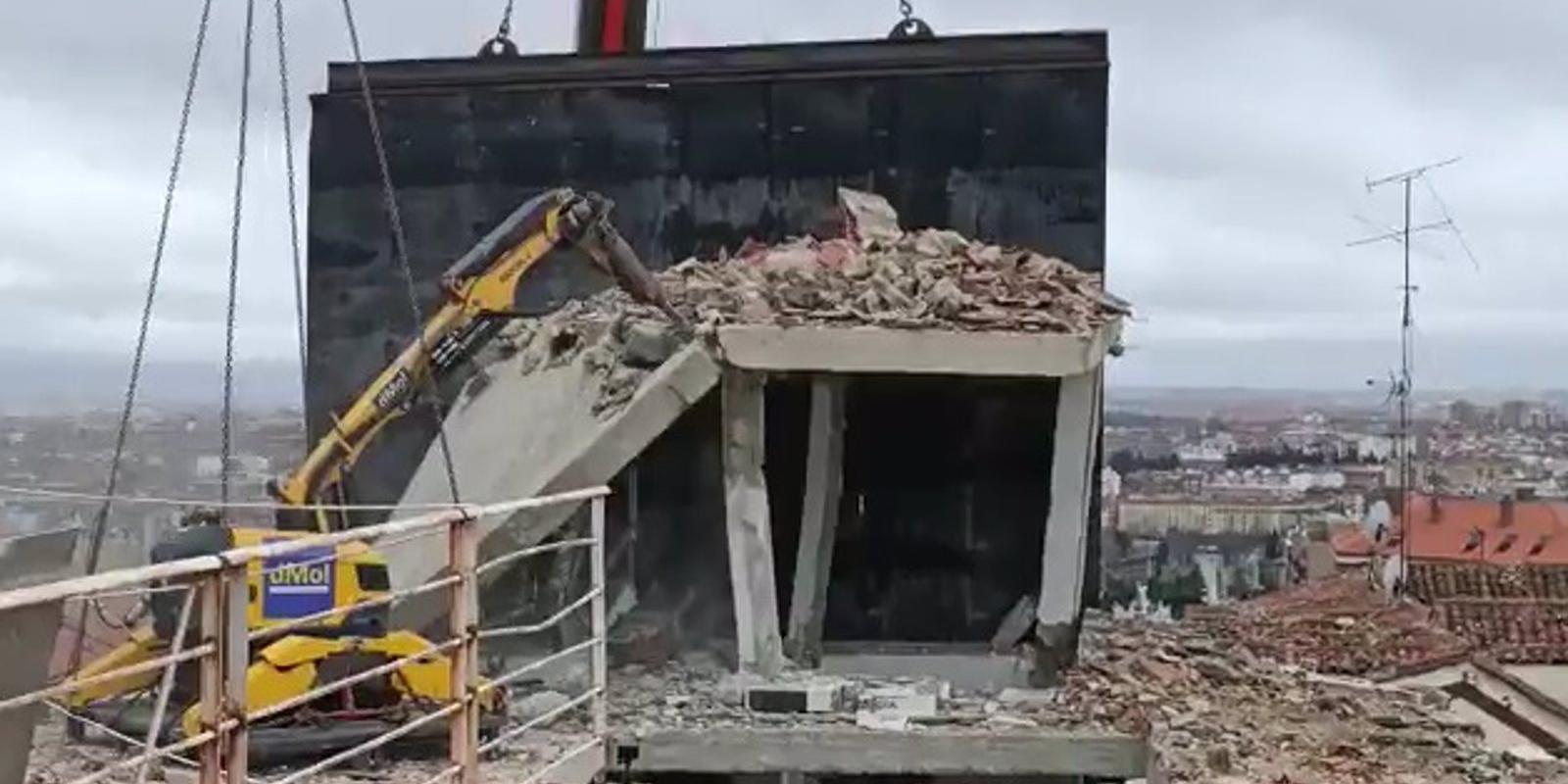 Demolido el torreón del edificio de la calle Toledo ante el riesgo de caída a la calle y el patio del colegio