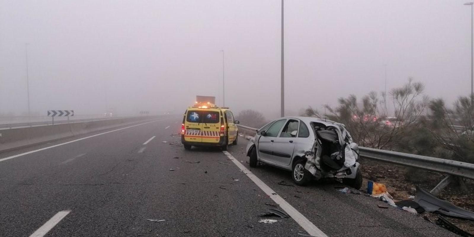 Tres heridos en un accidente entre un tráiler y varios coches en la A-3 ocasionado por la niebla