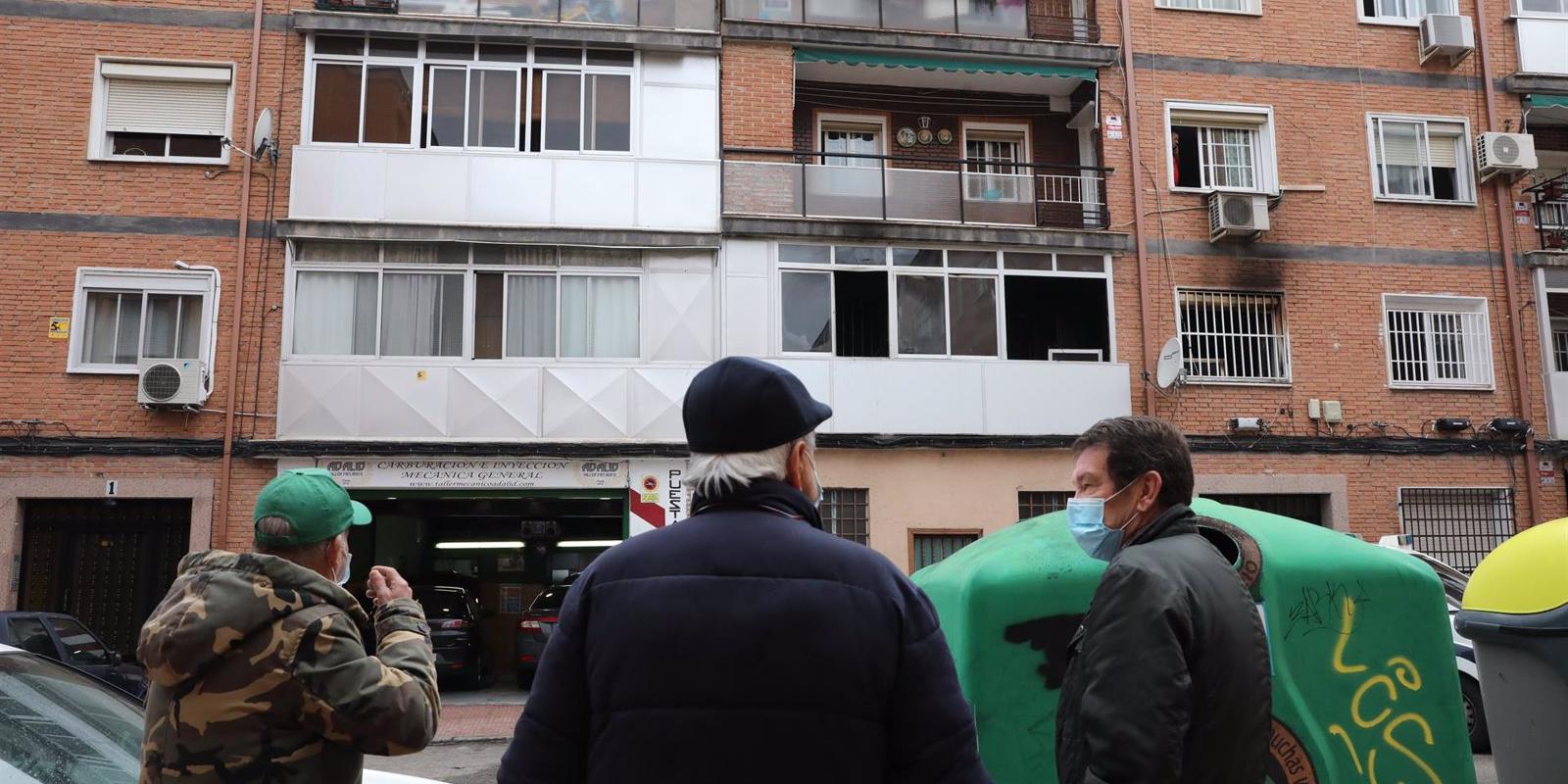 Vecinos del edificio incendiado en Alcalá cuentan que tuvieron que ser rescatados por la fachada