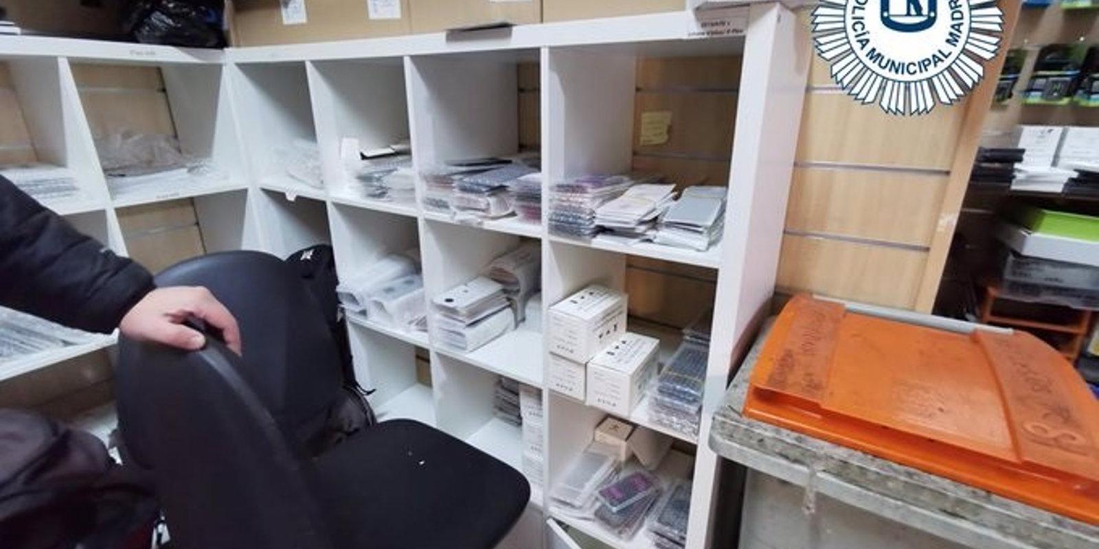 Dos investigados y más de 5.500 artículos para móviles falsos requisados en una tienda de Retiro