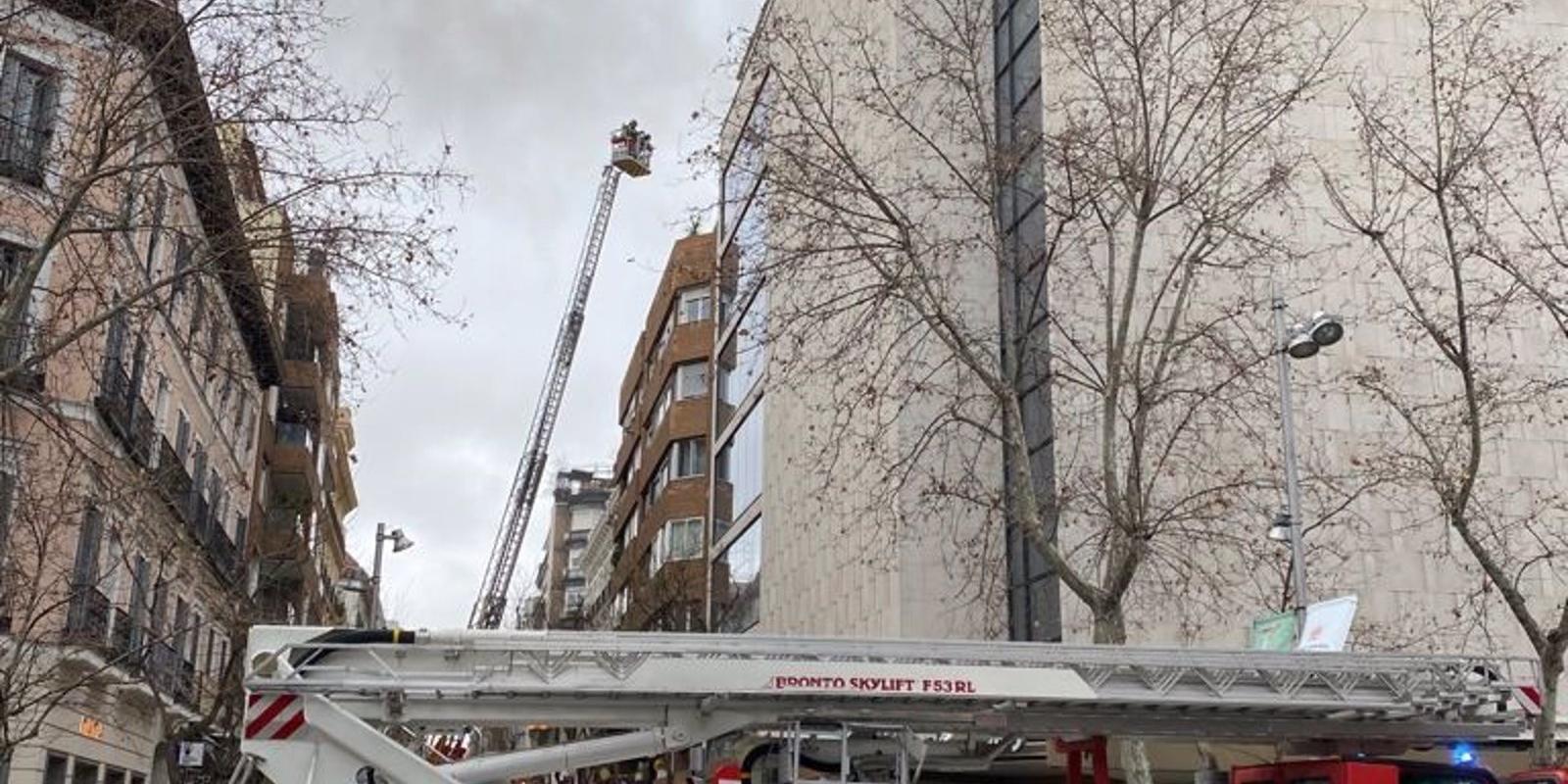 Bomberos inspeccionan si el humo del incendio en el Corte Inglés de Serrano ha provocado daños en restaurantes