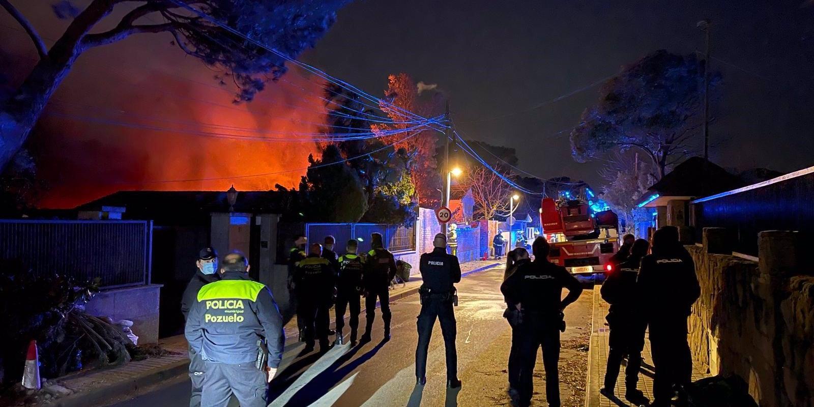 Al menos un muerto en un incendio "muy desarrollado" y con de riesgo de explosión que afecta a una vivienda en Pozuelo
