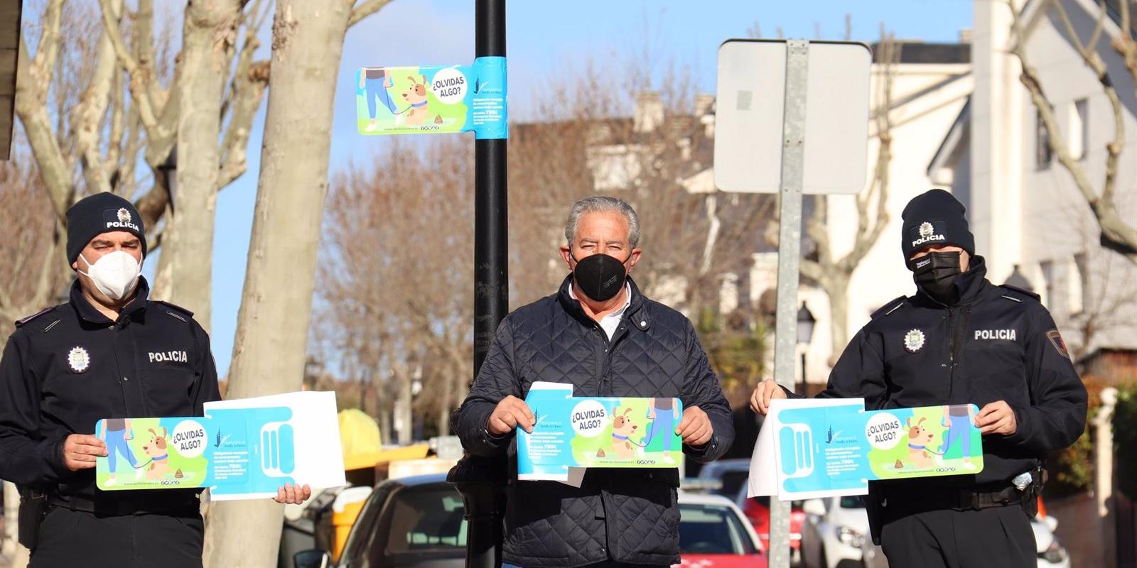 La Policía Local de Sevilla la Nueva intensifica la vigilancia para garantizar un municipio "libre de excrementos caninos"
